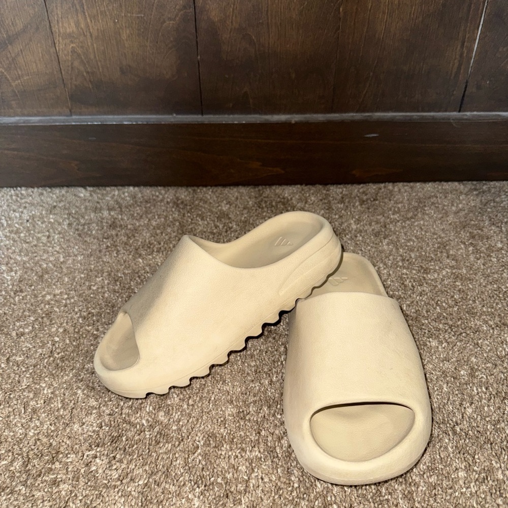 adidas Yeezy Slide
Bone (2022/2023 Restock)
